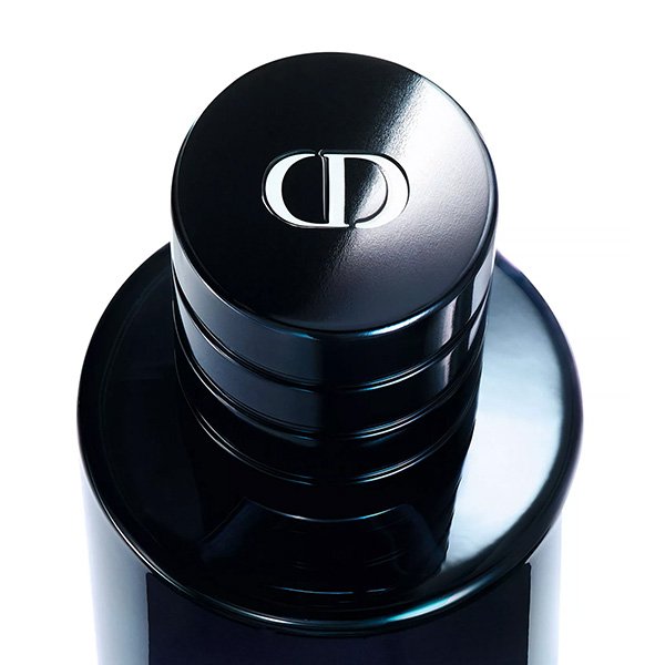 Sauvage Parfum Dior magnetized cap close-up with engraved CD logo