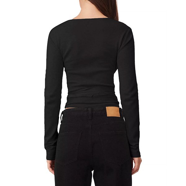 Crossover Top SNDYS Nikola Black styled with high-waisted black jeans